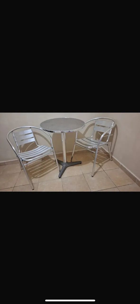 Mesa e cadeiras para área .
