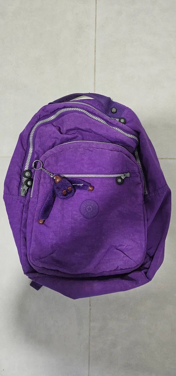 Mochila Kipling Roxa Original com Macaco - Espaçosa e Conservada