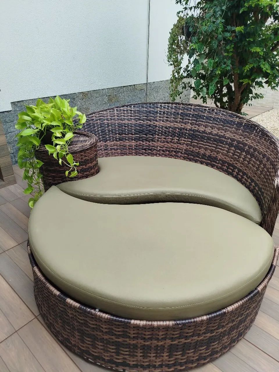 Sofá cheesi dupla com assento em courissimo ideal para área externa+ 4 cadeiras  - Foto 3
