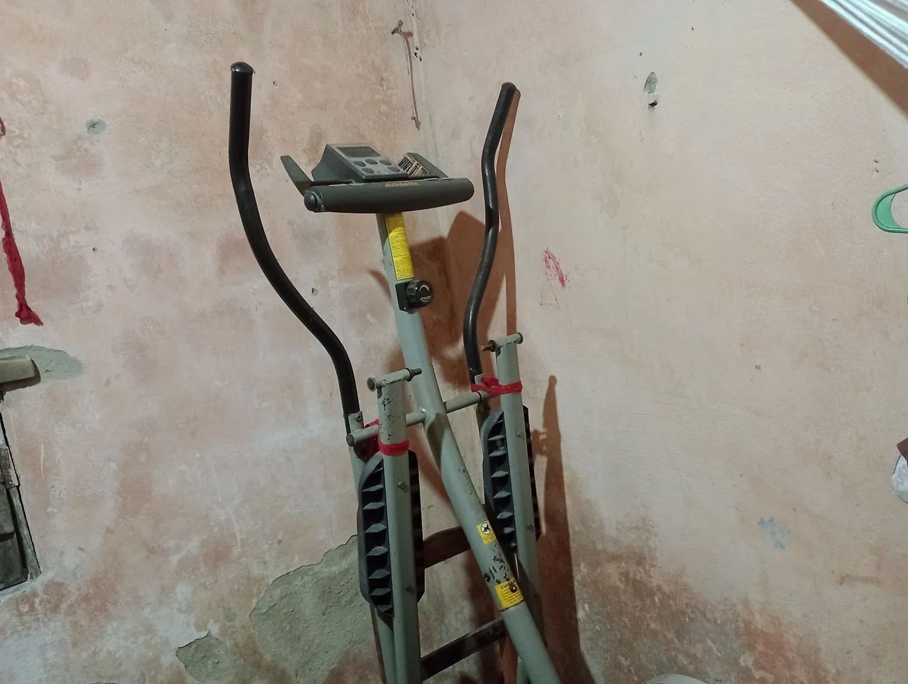 VENDO MAQUINDA DE EXERCÍCIOS PARA RETIRADA DE PEÇAS 