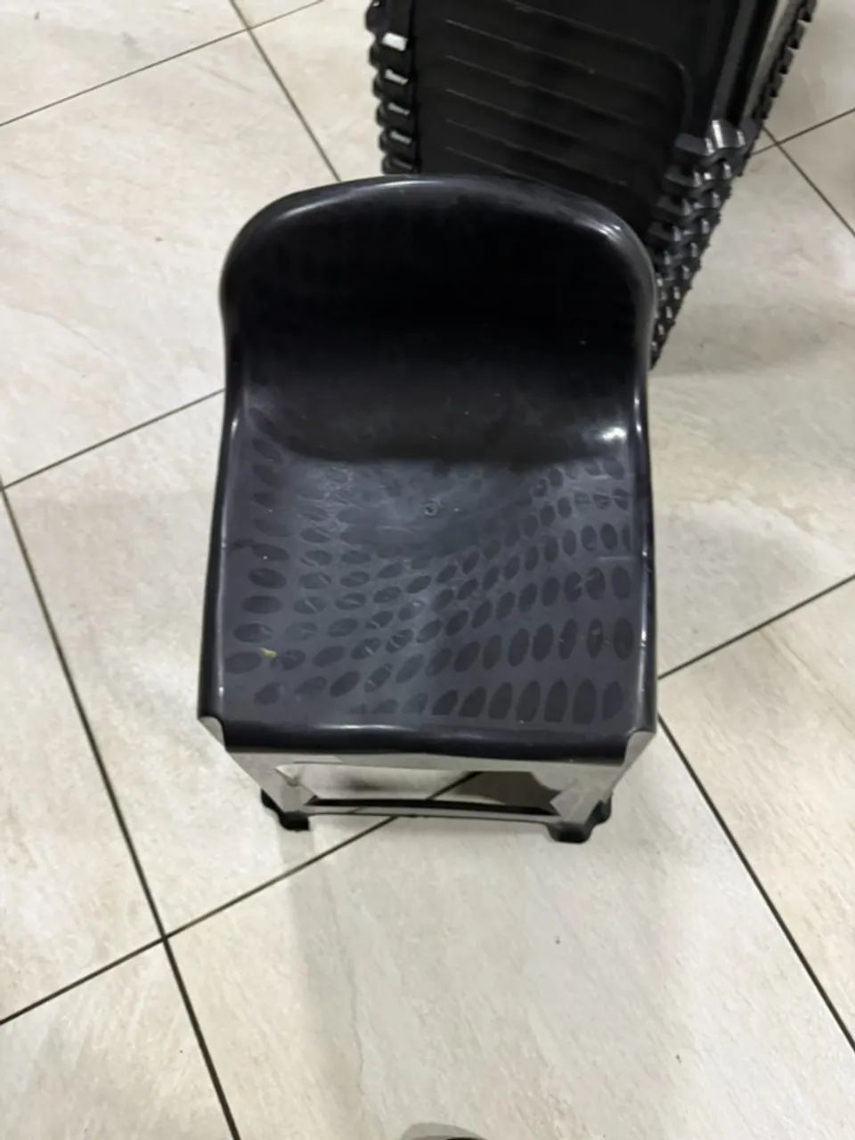 Kit 12 Banquetas/Bancos de Plástico  - Foto 2