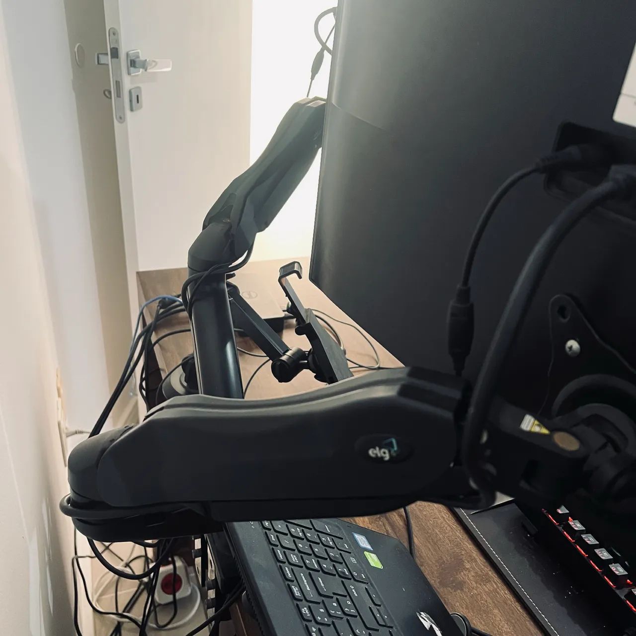 Monitor 4k de 28? e braço articulado