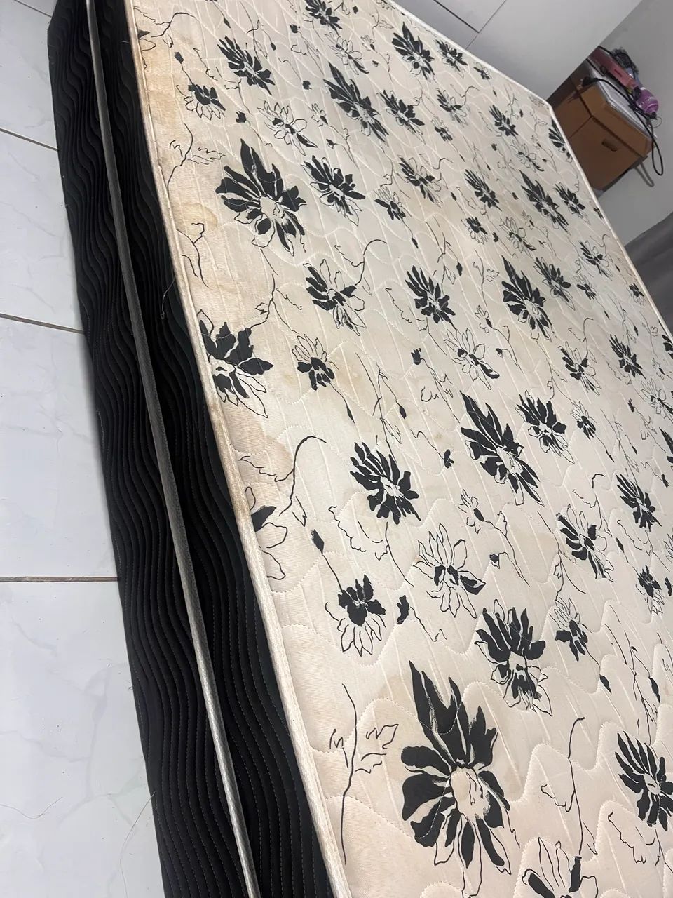 Cama box casal (acompanha colchão )