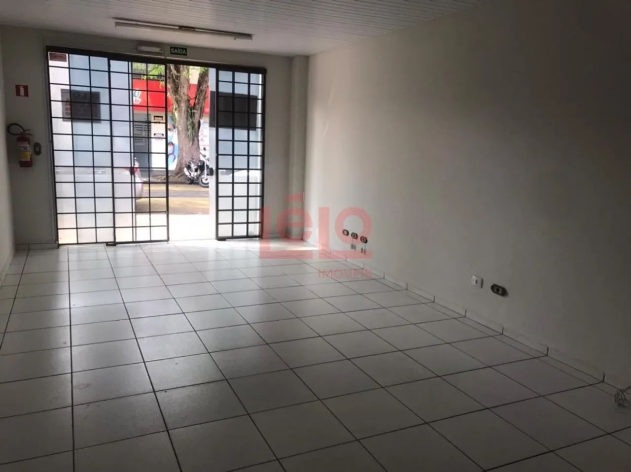 Sala comercial térrea na Zona 03 em Maringá, com 30 m² e cozinha com armários - Foto 2