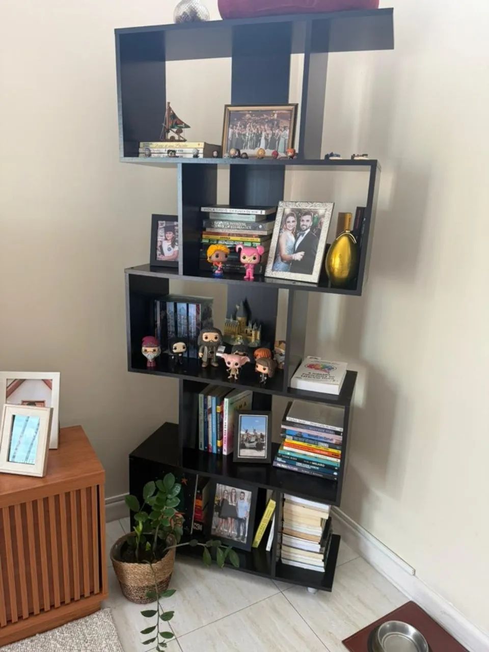 Estante vertical com nichos