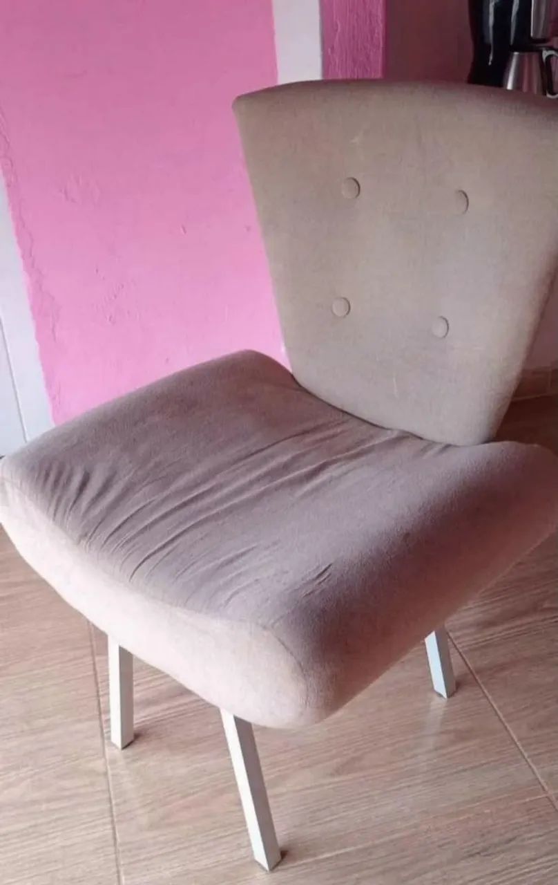 Poltrona moderna com pés metálicos