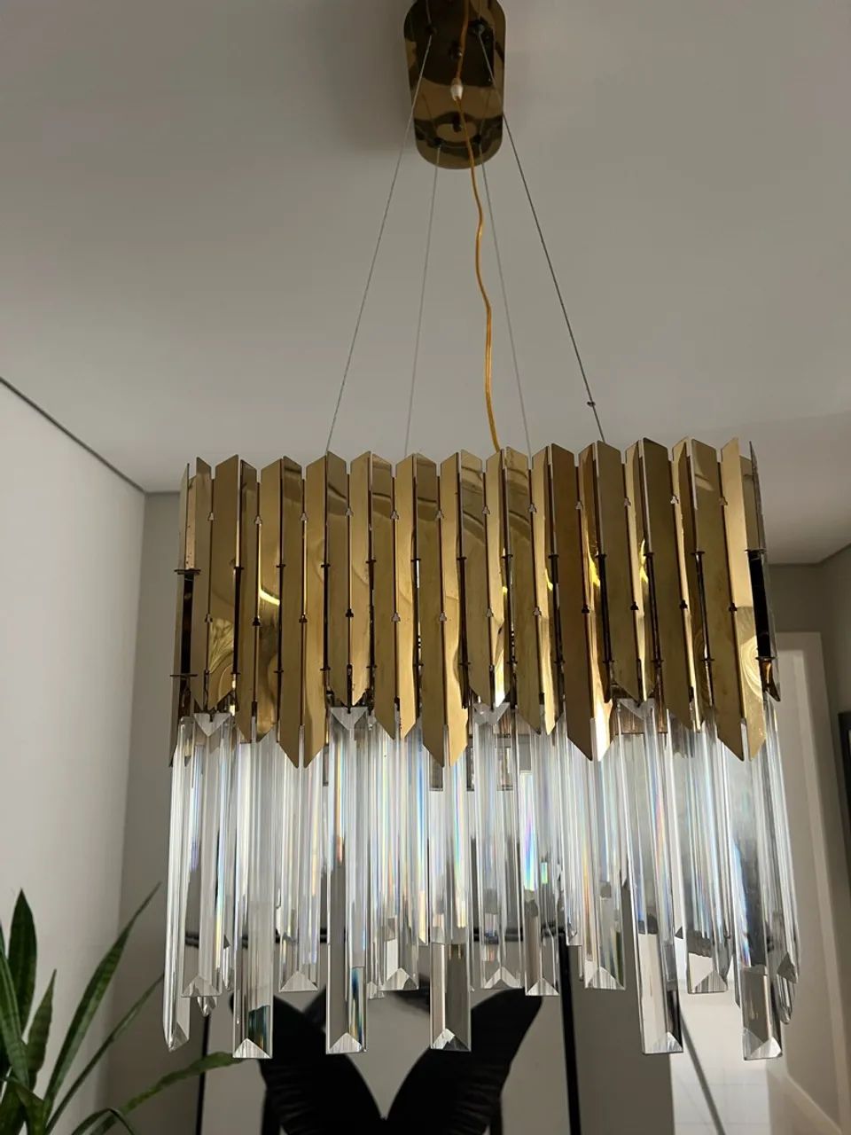 LUSTRE PENDENTE RETANGULAR DOURADO COM CRISTAIS  - Foto 2