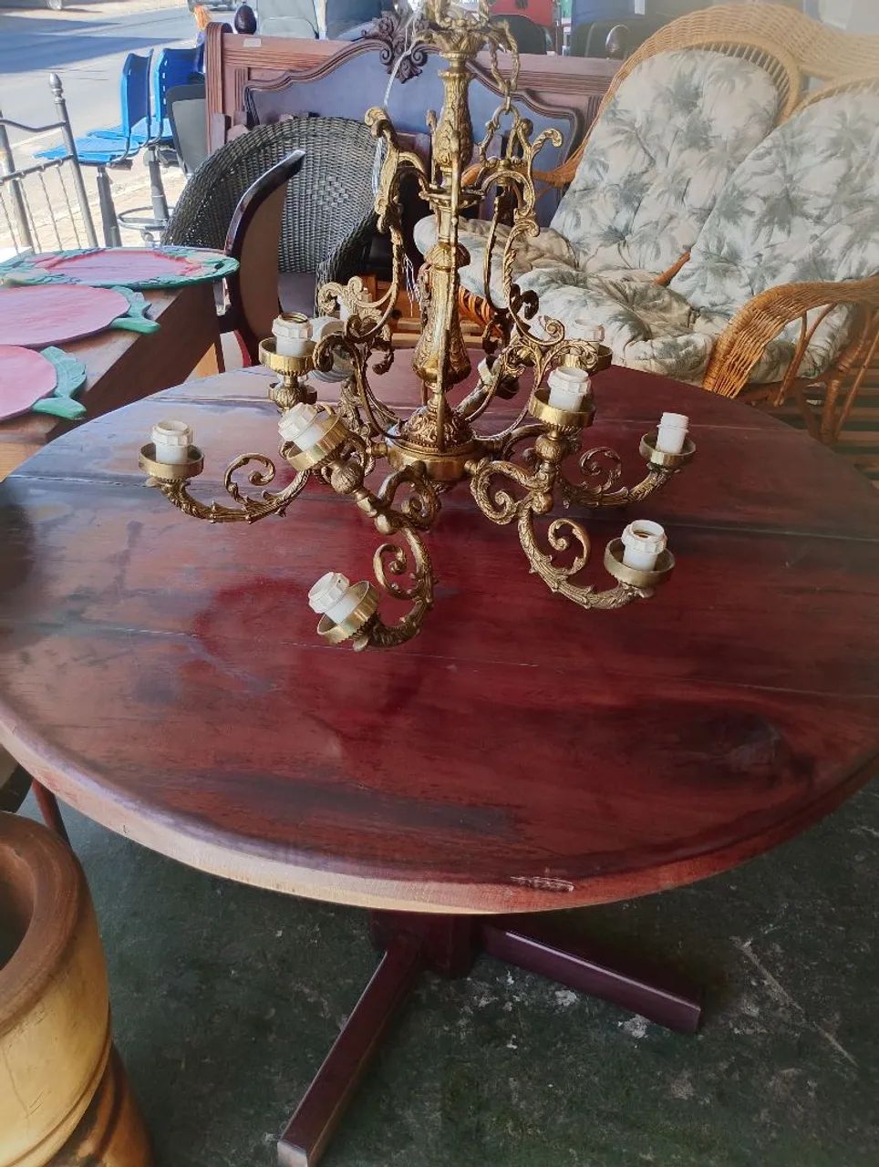 Vendo moveis de madeira.