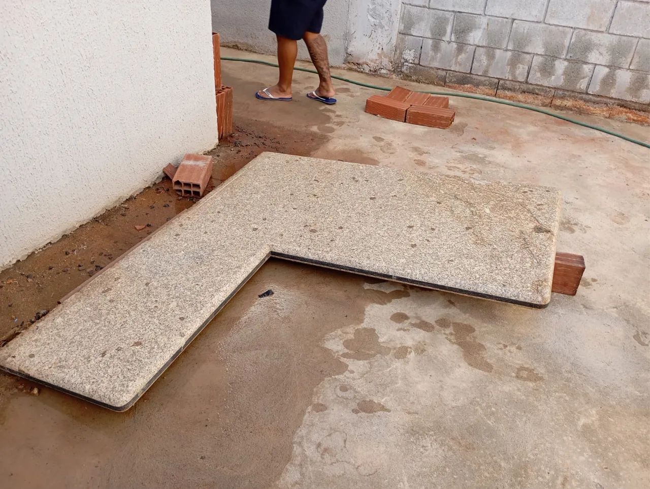 Mesa de mármore em L