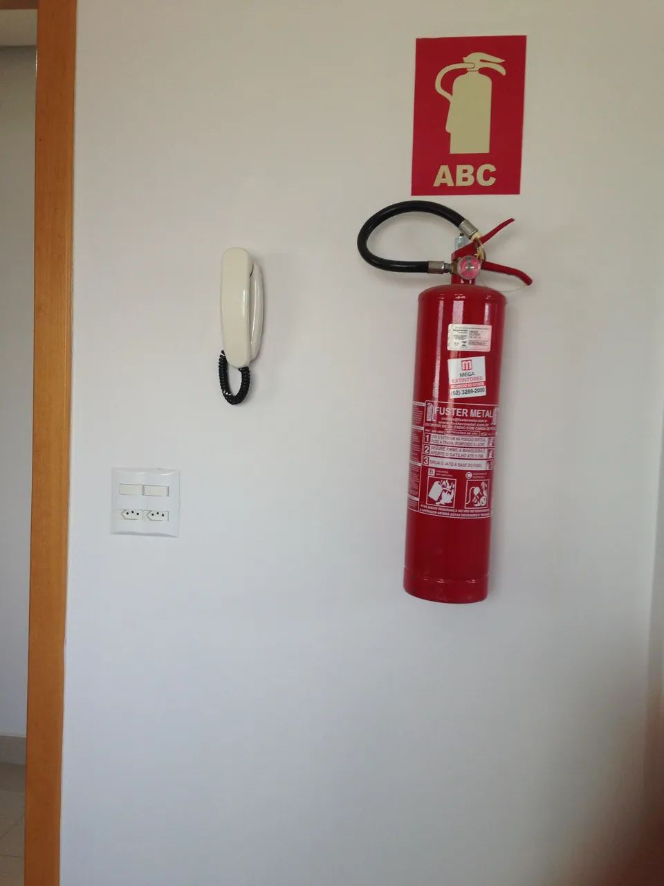 Alugo sala comercial. Contendo: estacionamento, câmera de segurança, copa, banheiro - Foto 5