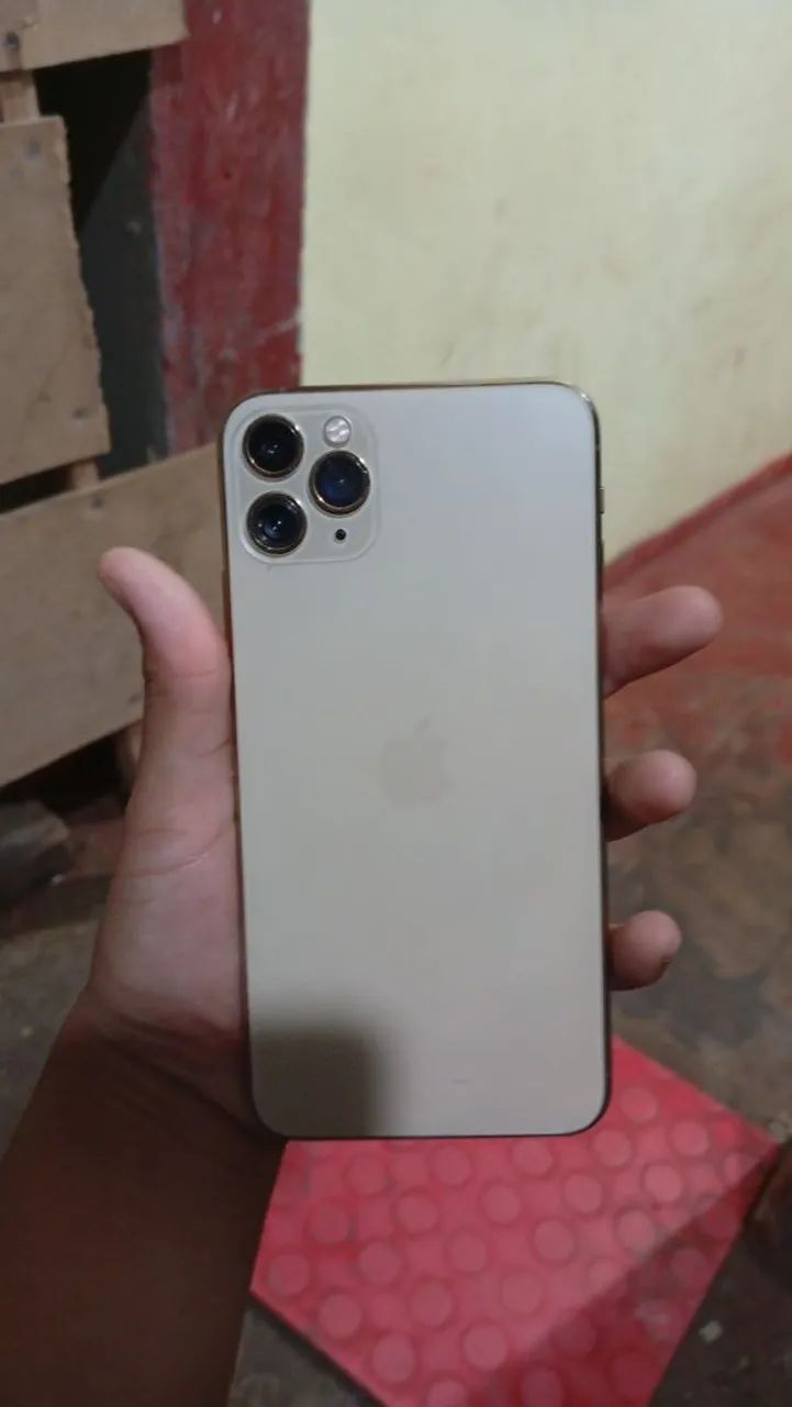 Vendo um iPhone 11 por max 
