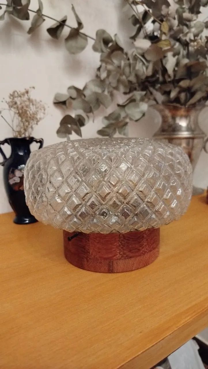 Luminária com base em madeira torneada segmentada, cúpula forma disco voador, bico de jaca - Foto 4