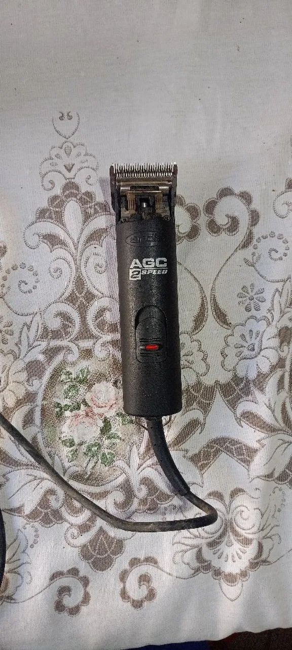 Máquina de tosa profissional Andis AGC2 usada