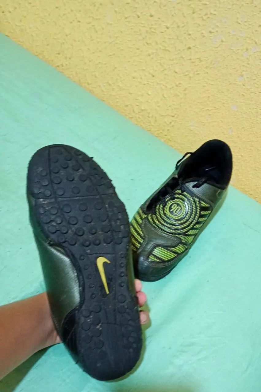 Chuteira society infantil Nike total 90 (T90) número 35 com o bico costurado relíquia  - Foto 6