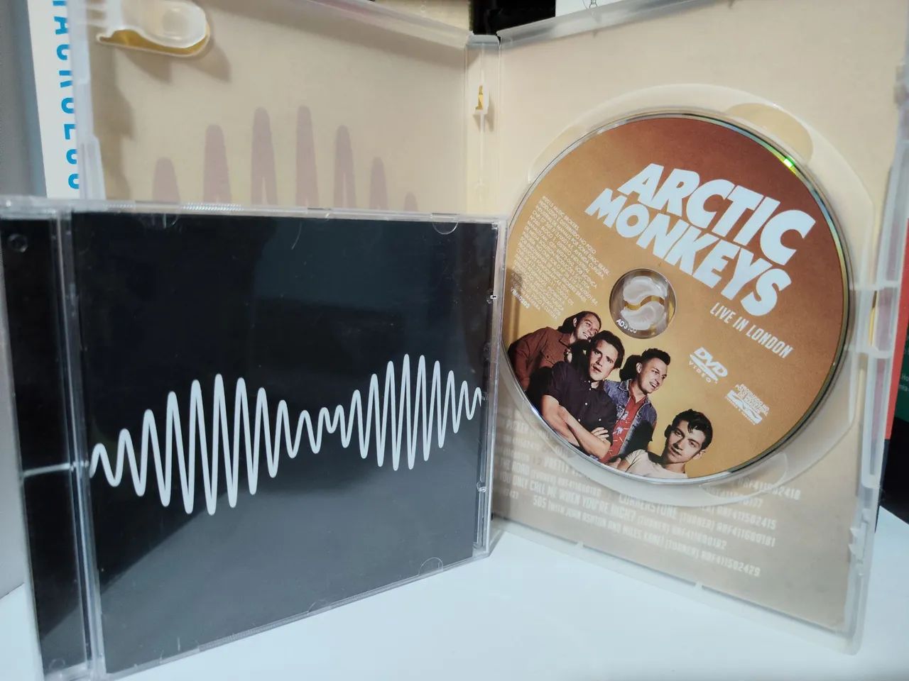 Box Arctic monkeys: AM (cd) e Live in London (DVD) - Foto 5