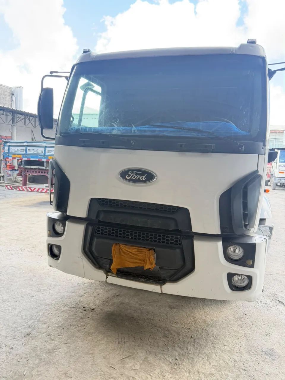 Caminhão Ford Cargo 1317 ano 2012 - Foto 2
