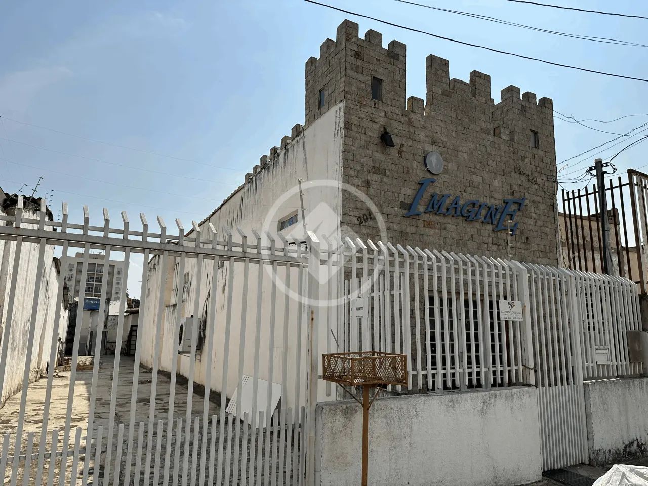 Galpão com excelente localização, no centro, com aproximadamente 370m2; banheiros, 2 vagas