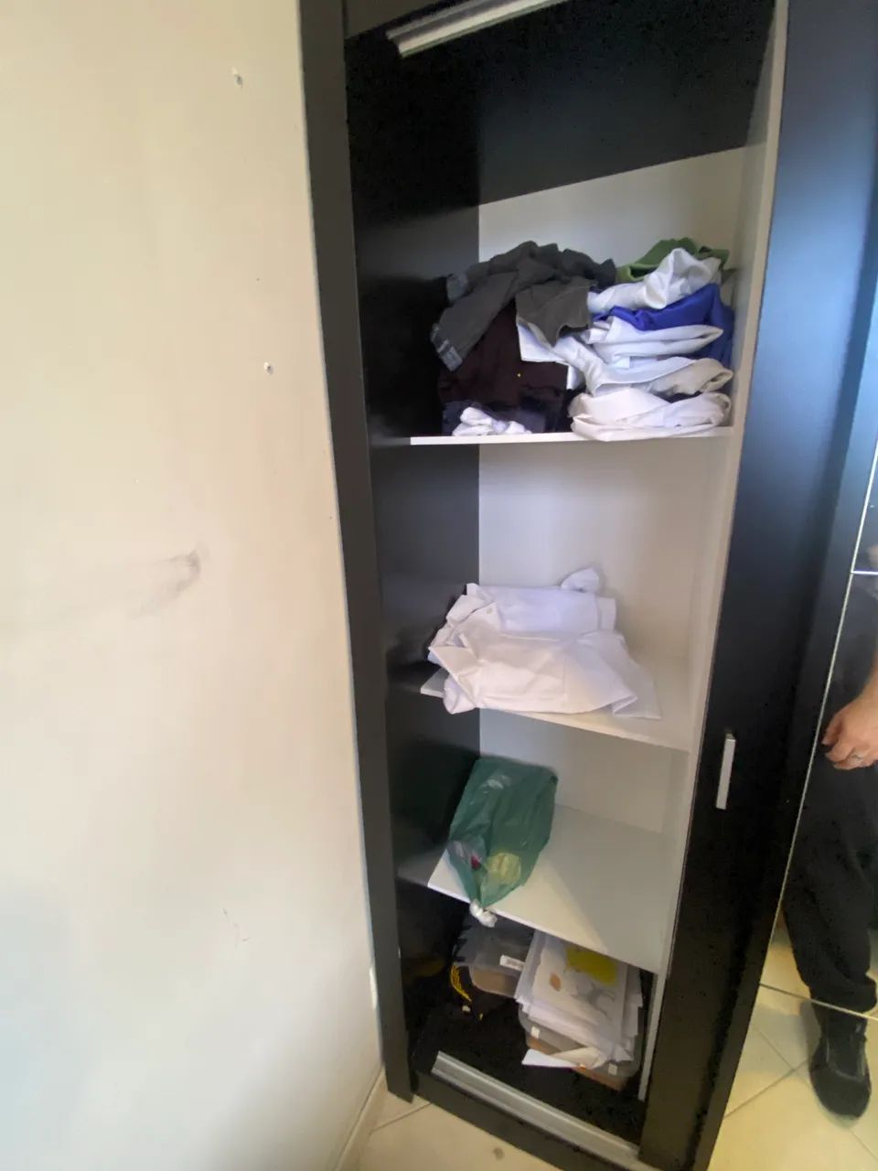 Guarda roupa preto com espelhos  - Foto 2