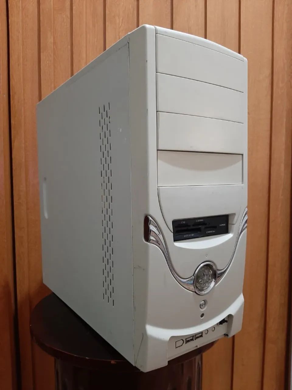 Gabinete Retrô Branco Bege Prata PC Sleeper Clássico Anos 2000