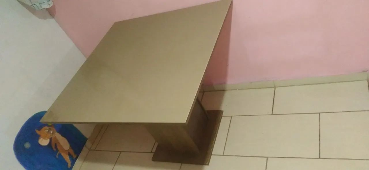 Mesa sem cadeiras 