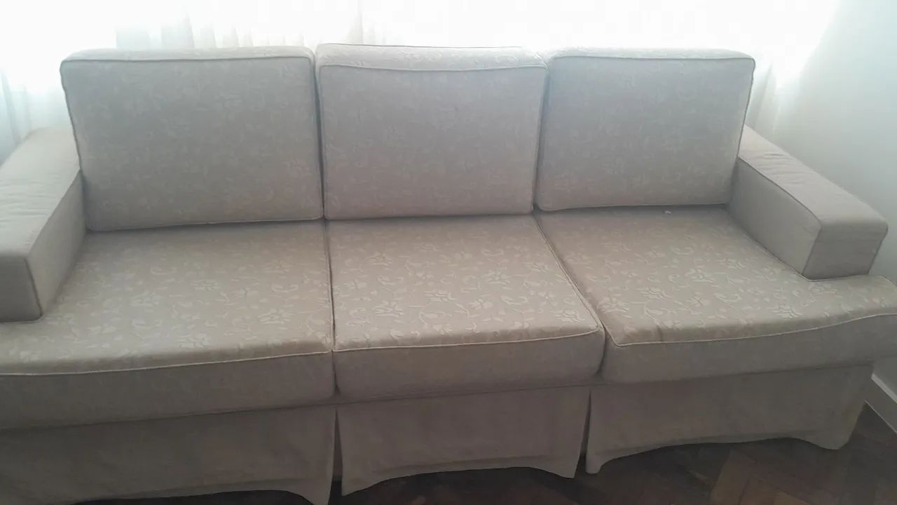 Lindo sofá, três lugares, cor neutra. - Foto 3