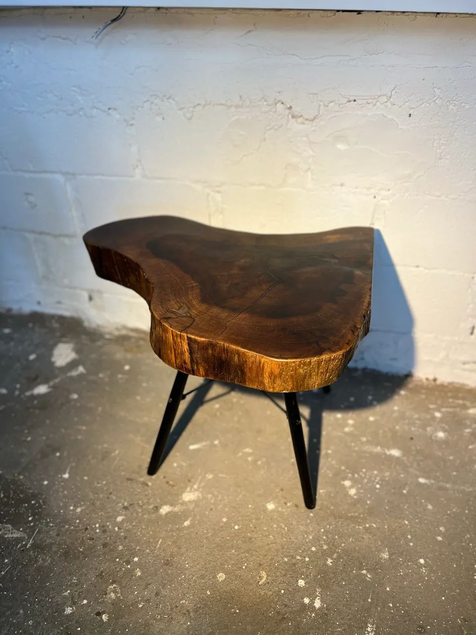Mesa auxiliar em madeira nobre, estilo industrial.  - Foto 4