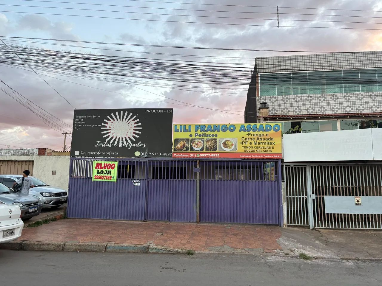 Vendo lote com  2 lojas e uma casa de fundos.