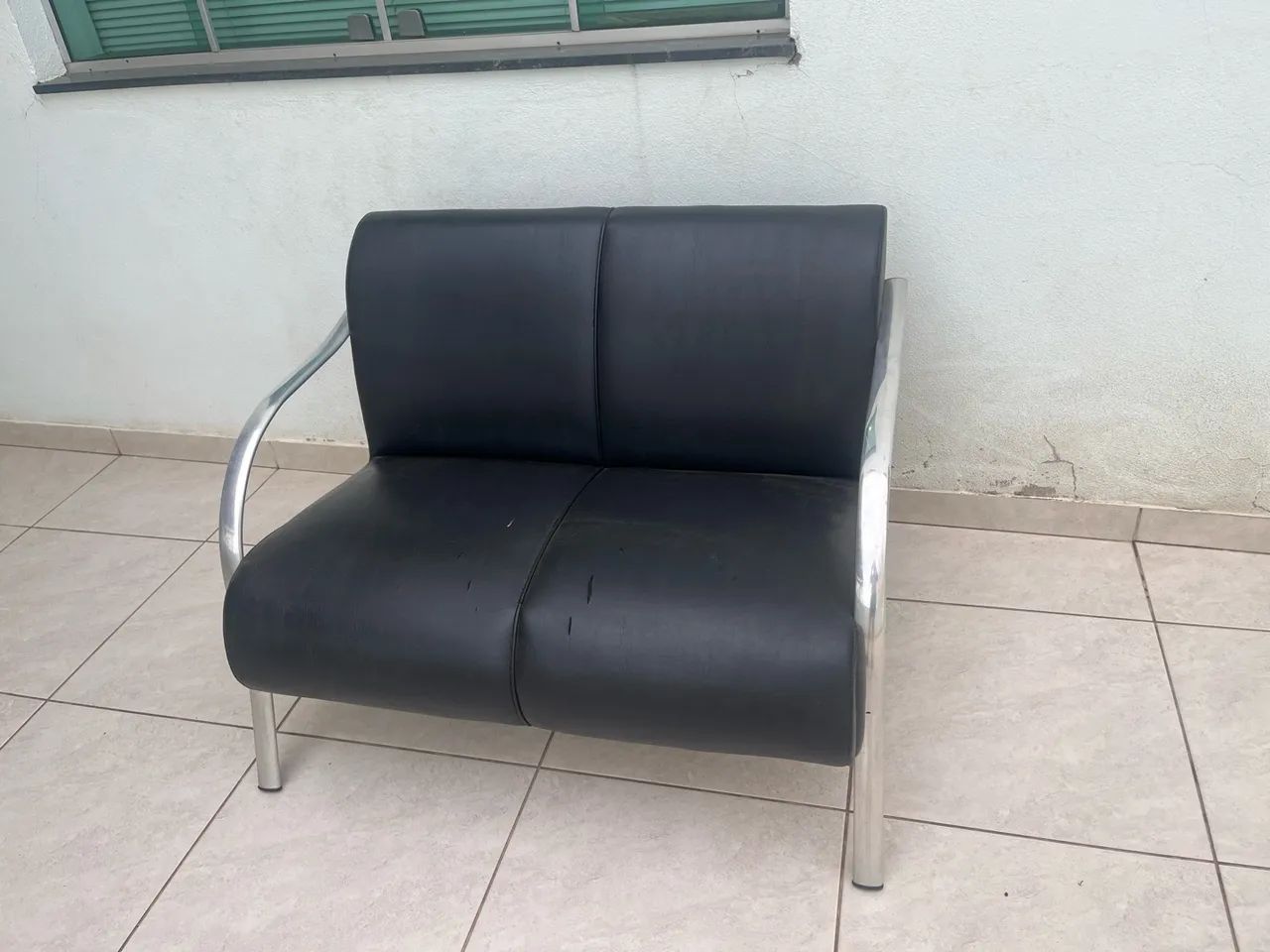 Poltrona Namoradeira 2 Lugares Courino Braço Cromado - Foto 3