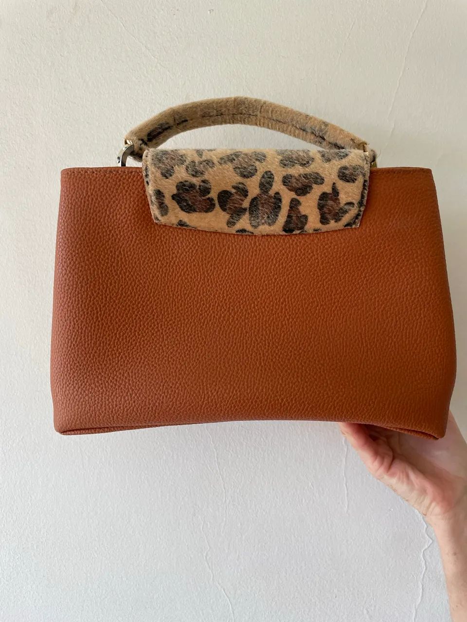 BOLSA ESTÉTICA DE ONÇA EM ÓTIMO ESTADO! 