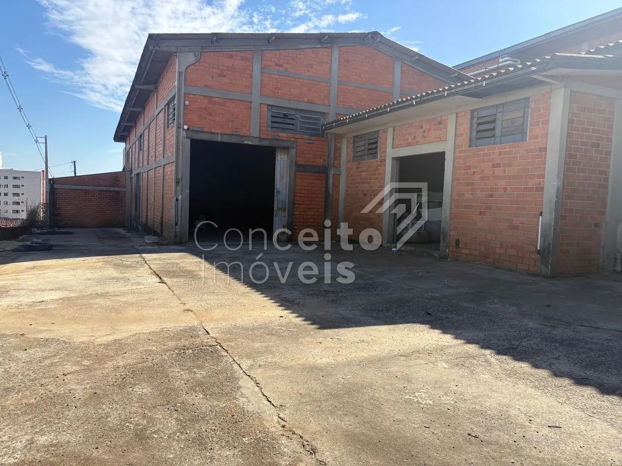 Barração com 300 m² - Centro