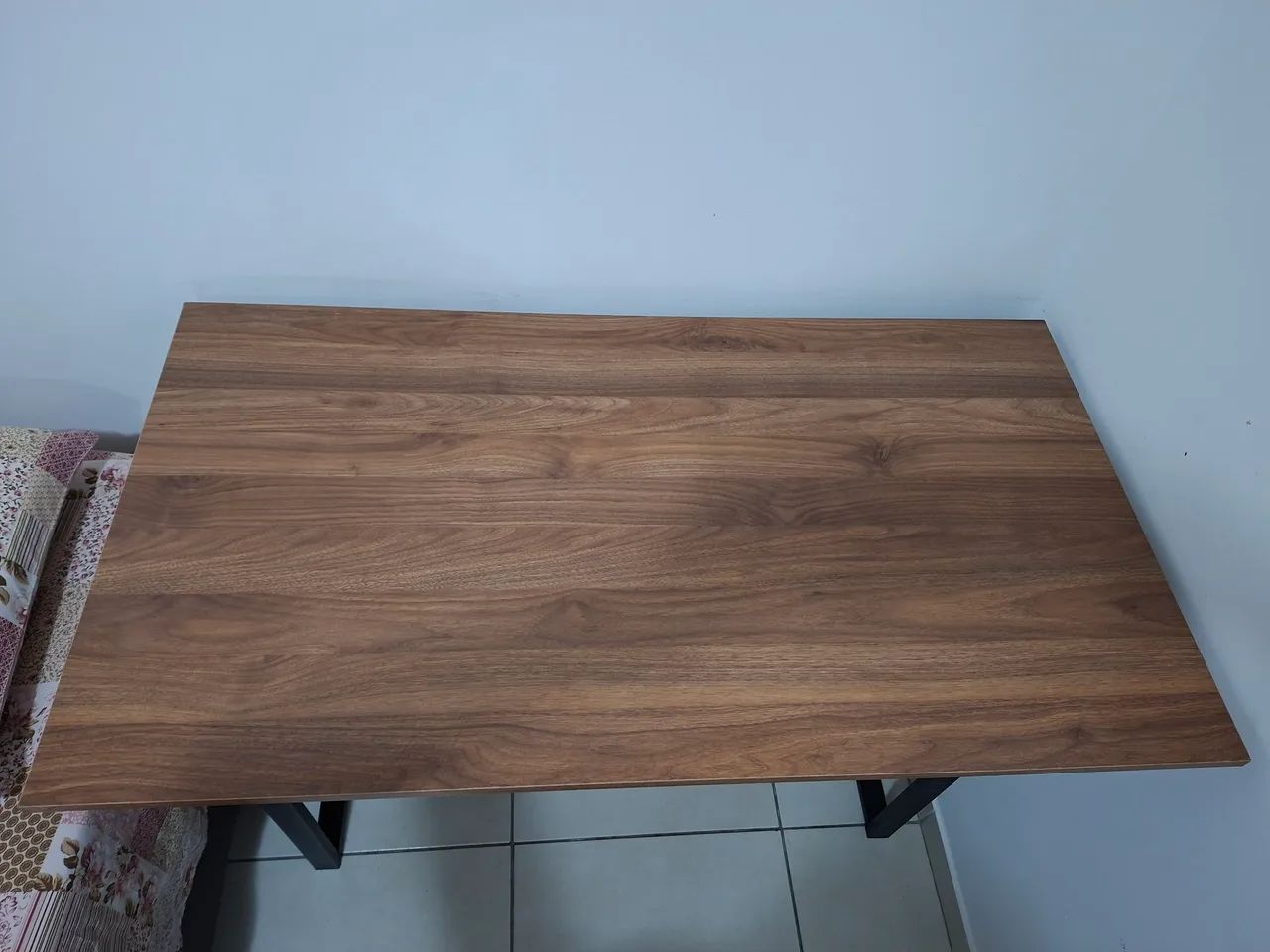Mesa Home Office em MDF com base em ferragem 110cm L x 60cm P x 80cm A - Foto 4