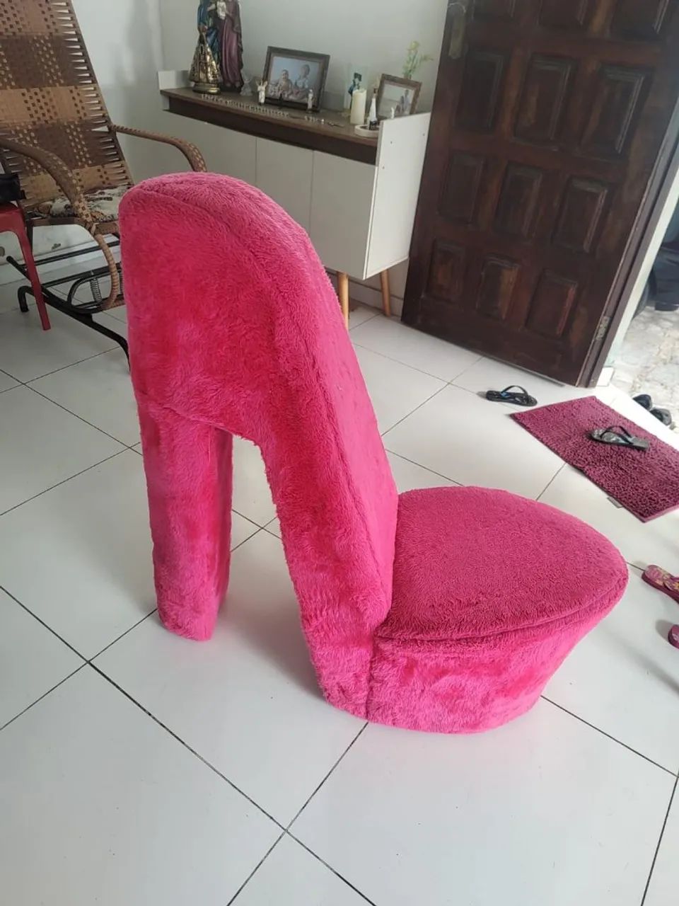 Cadeira em formato de sapato alto