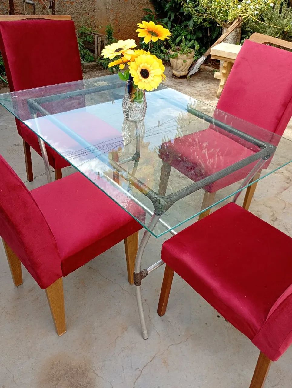 Mesa com tampo de vidro e 4 cadeiras novas  - Foto 3