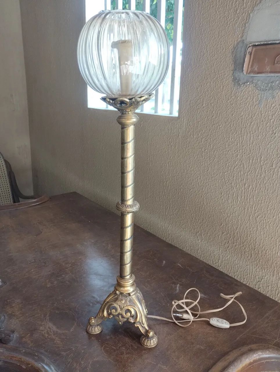 Um lustre de bronze 