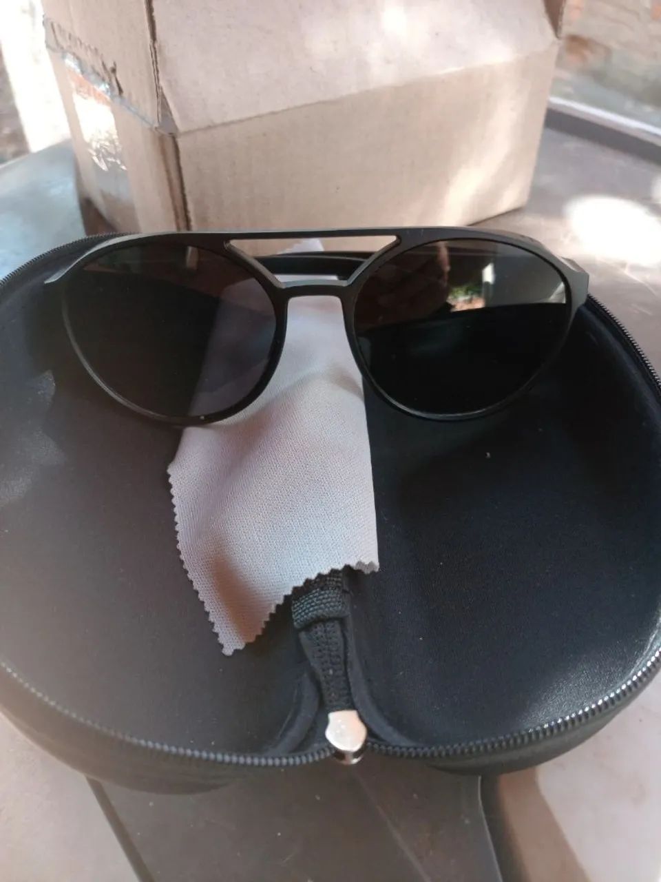 Óculos de Sol com Proteção Lateral + Estojo Rígido e Flanela - Foto 2