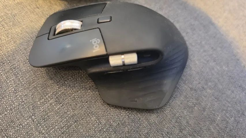 Mouse MX Master 3 + case - Usado, excelente estado - Foto 3