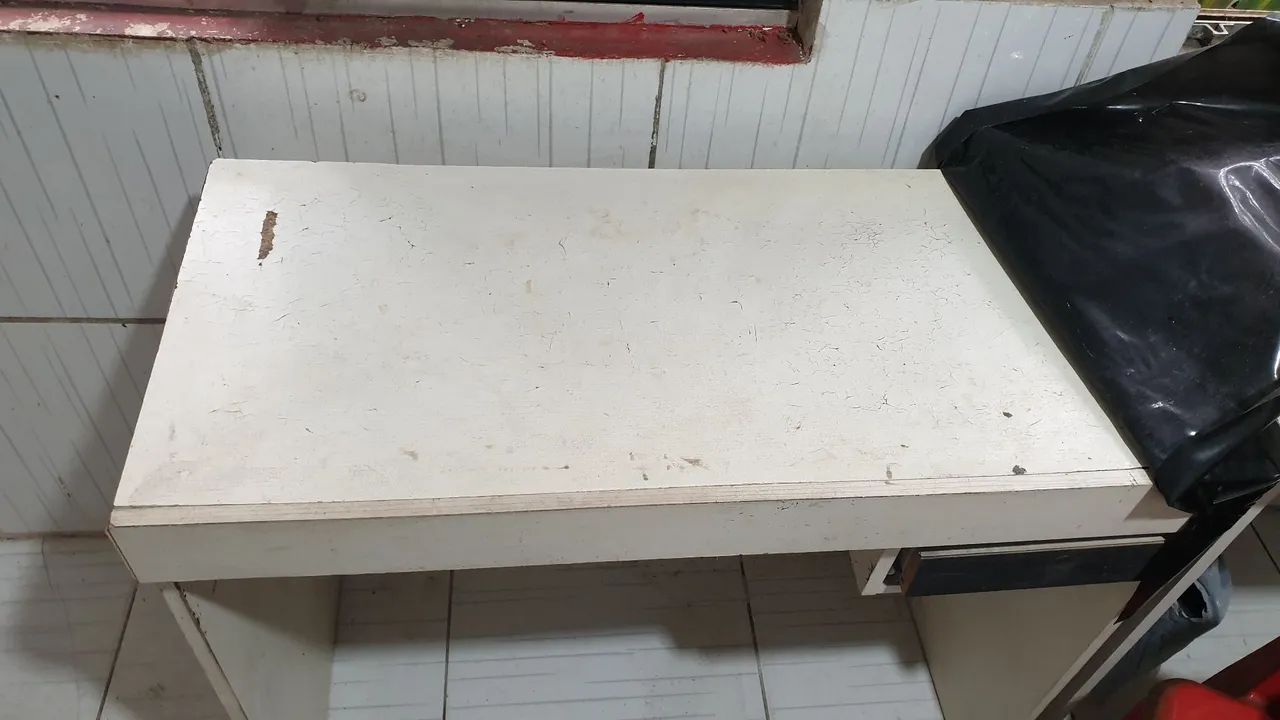 Escrivaninha com marcas de uso - Foto 2