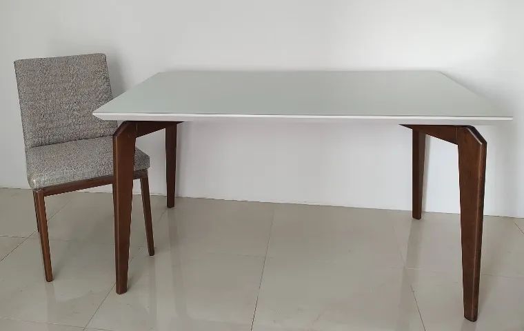 Mesa retangular 1,40 x 0,90 offwhite com 04 cadeiras