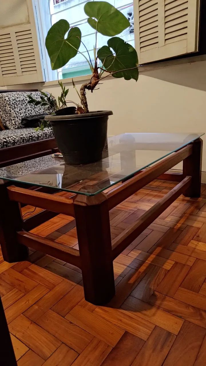Mesa de centro e mesa lateral de madeira maciça (aparentemente mogno) octavadas