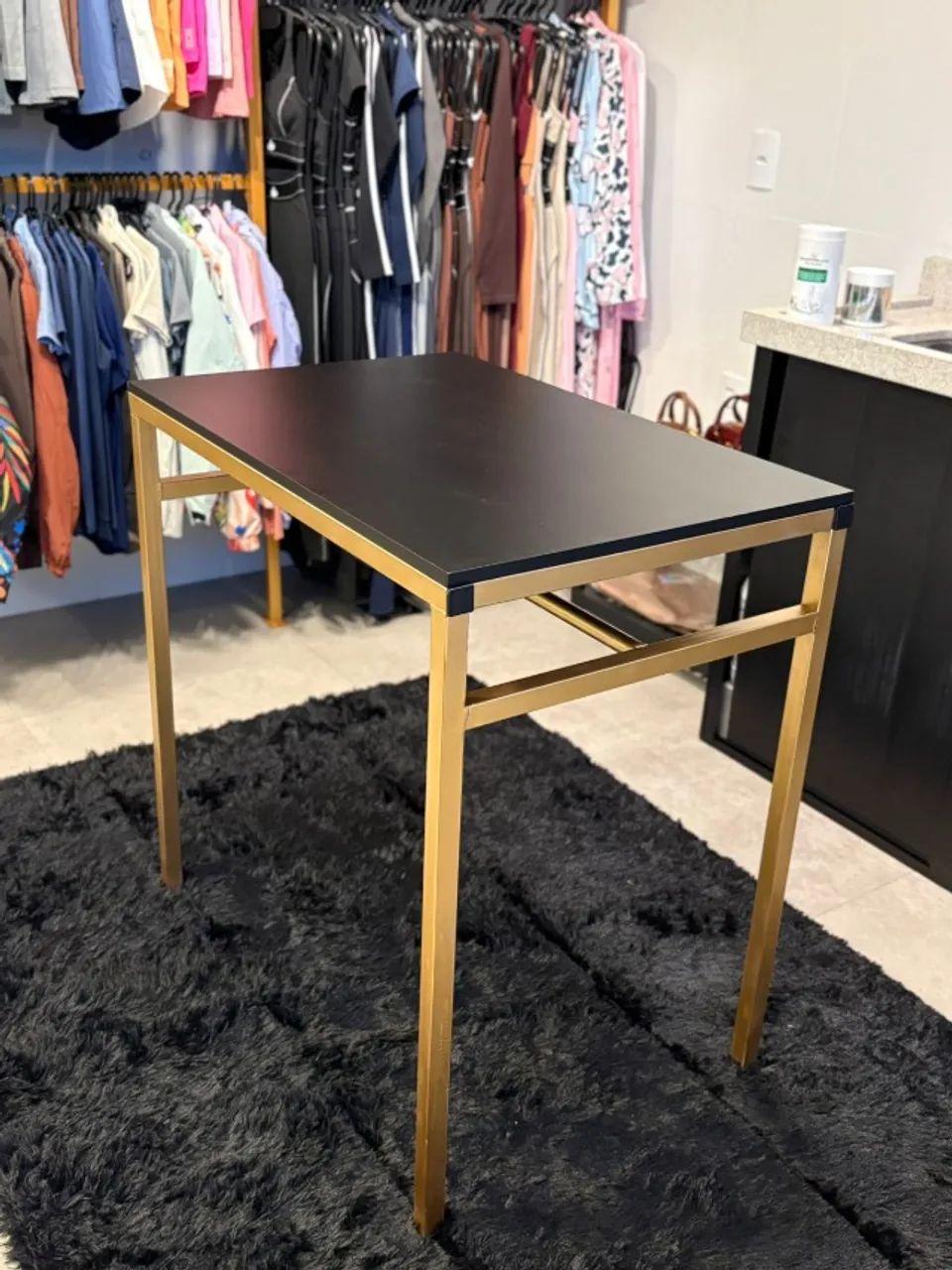 Mesa expositora para loja com arara - Foto 4
