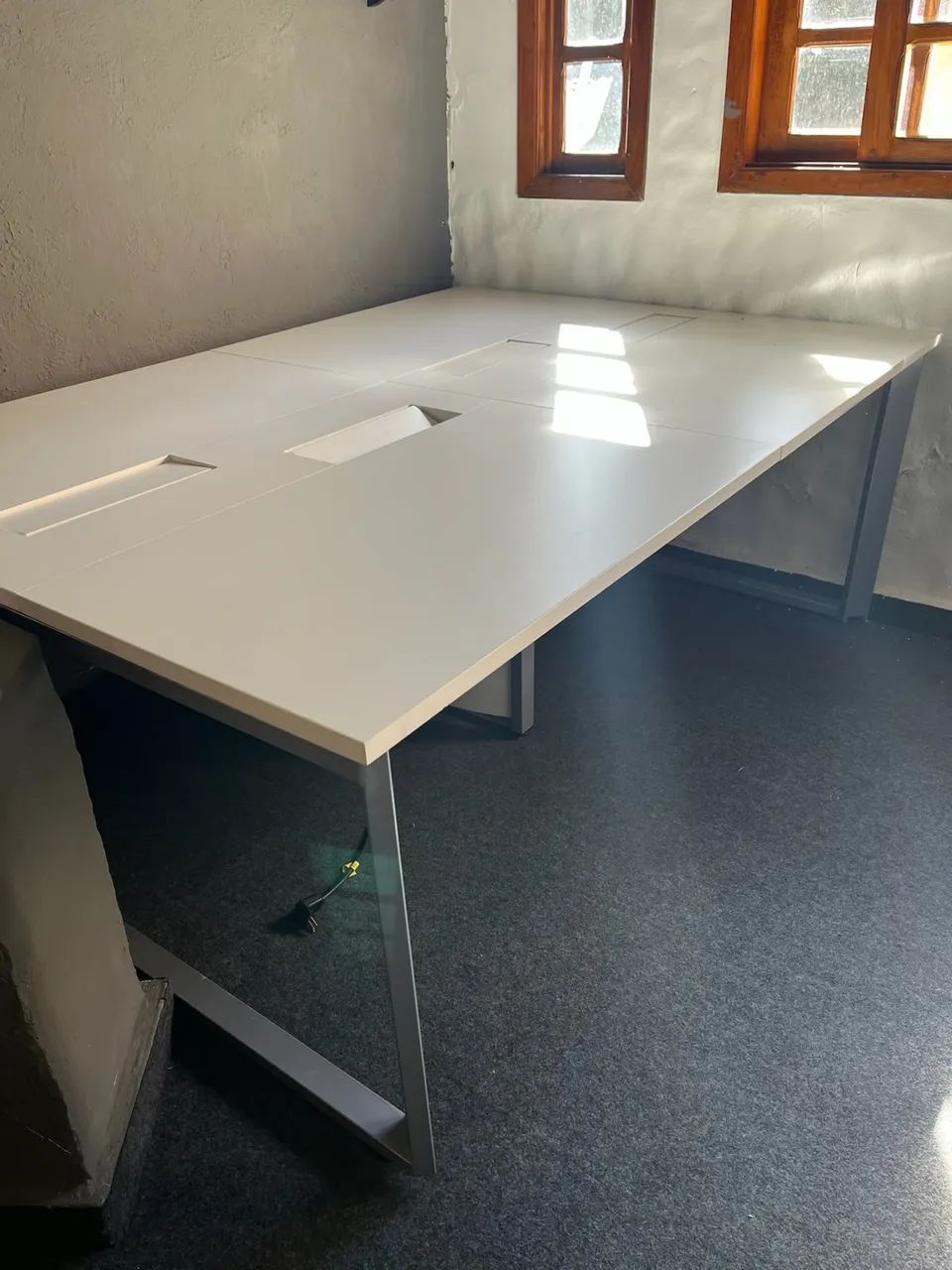 MESA DE ESCRITÓRIO DUPLA COM CALHAS E TOMADAS - Foto 3