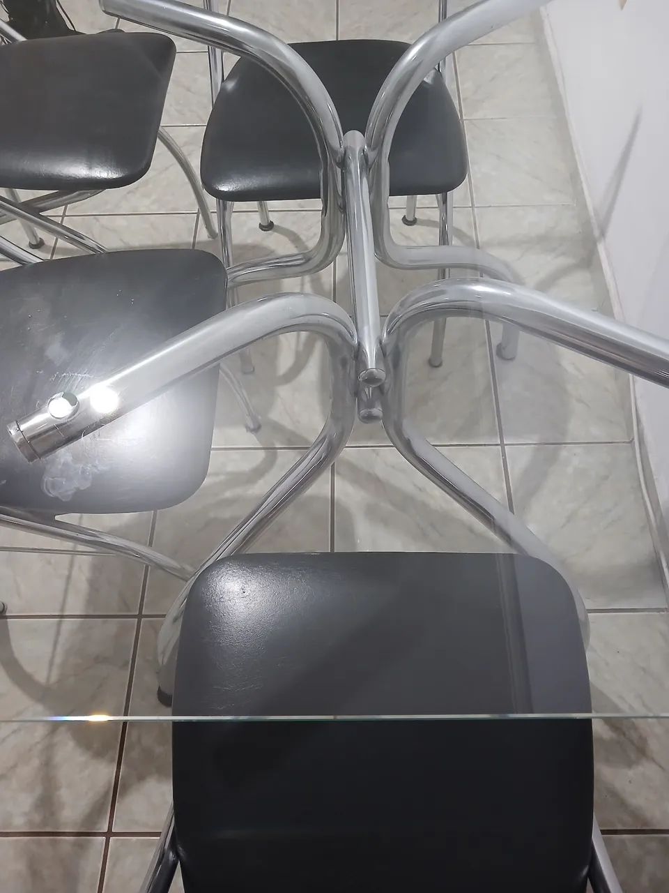 Mesa com 4 cadeiras e tampo de vidro, medido 95 x 95 - Foto 3