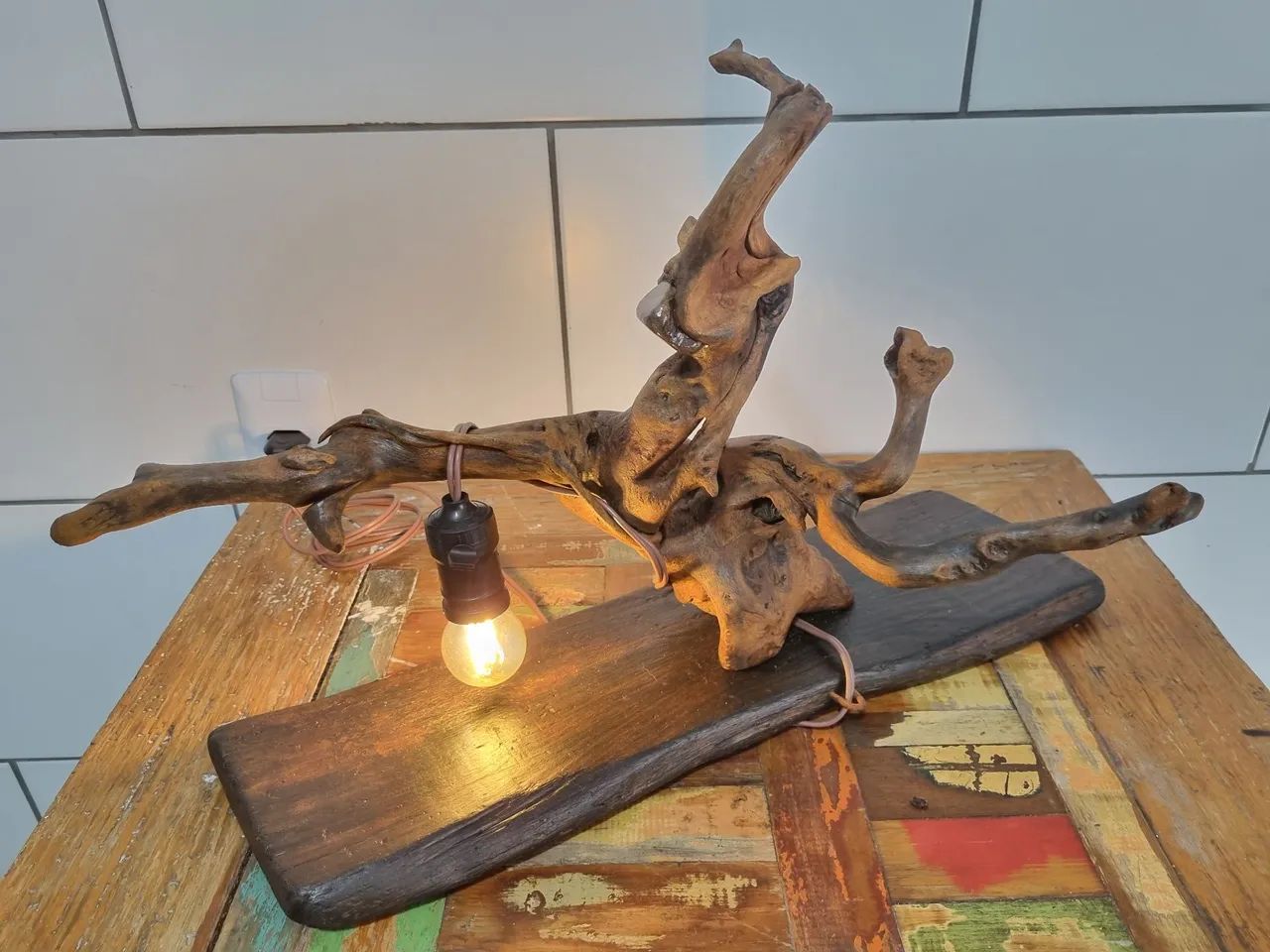 Luminária escultura em madeira 