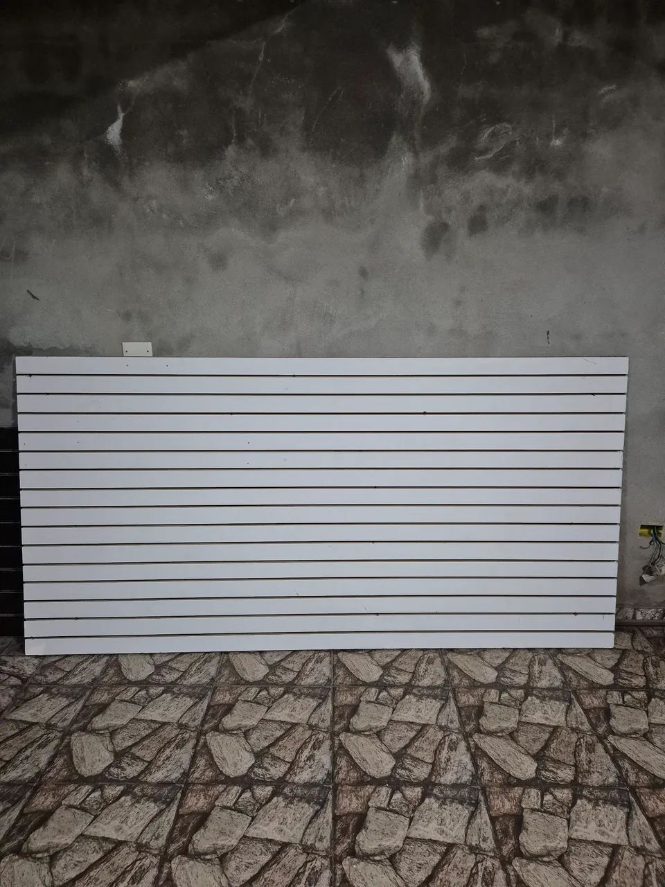 5 paineis canaletado + 200 ganchos 
2 painéis cortado (não sei a medida)

+200 ganchos