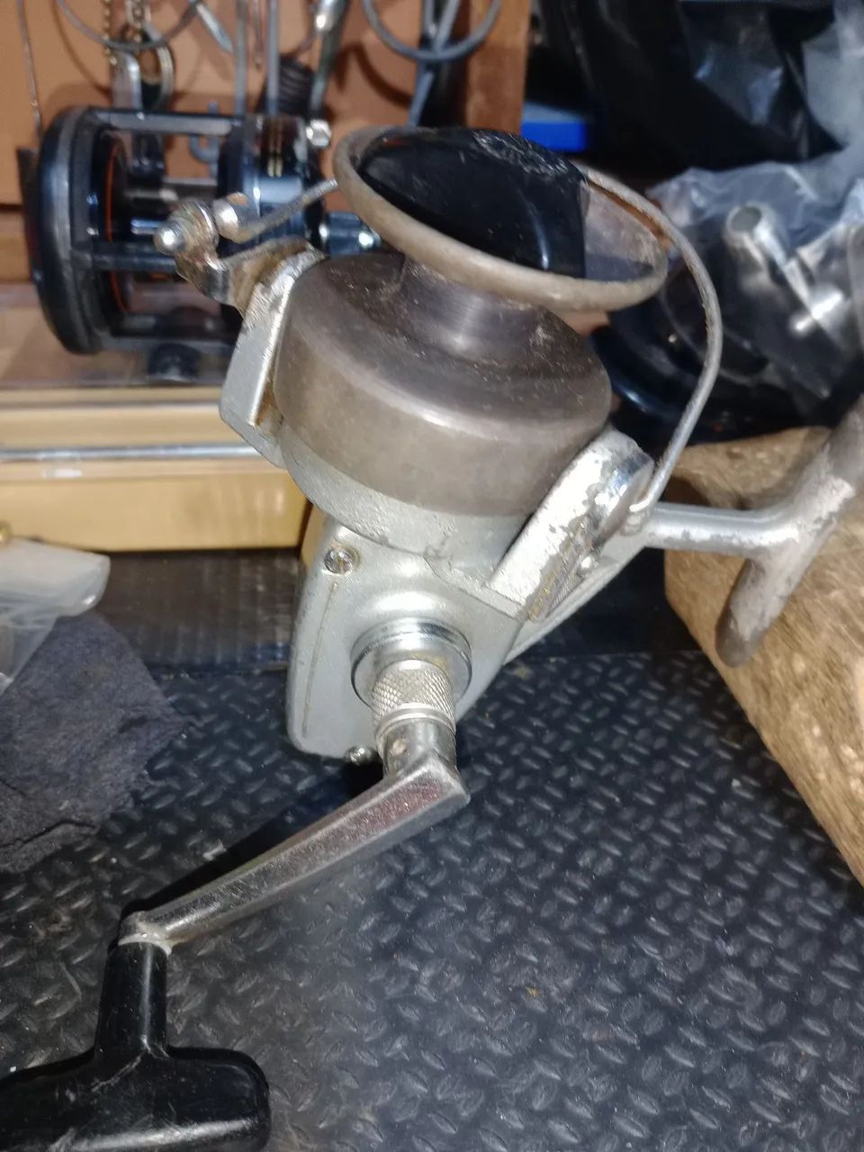 Molinete antigo daiwa 1000 - Foto 4