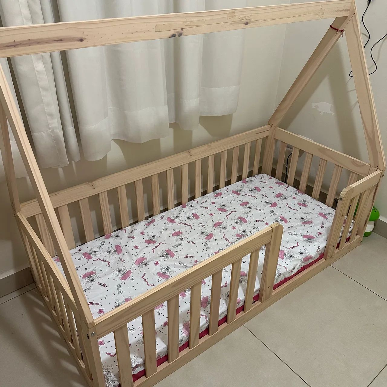 Mini Cama Montessoriana com Grade e Telhado  Natural/Bege - Foto 3
