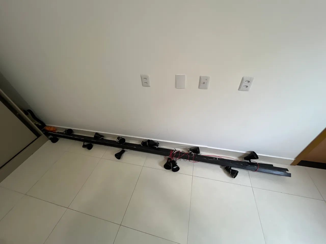 Iluminação trilho + spot (3m cada) 