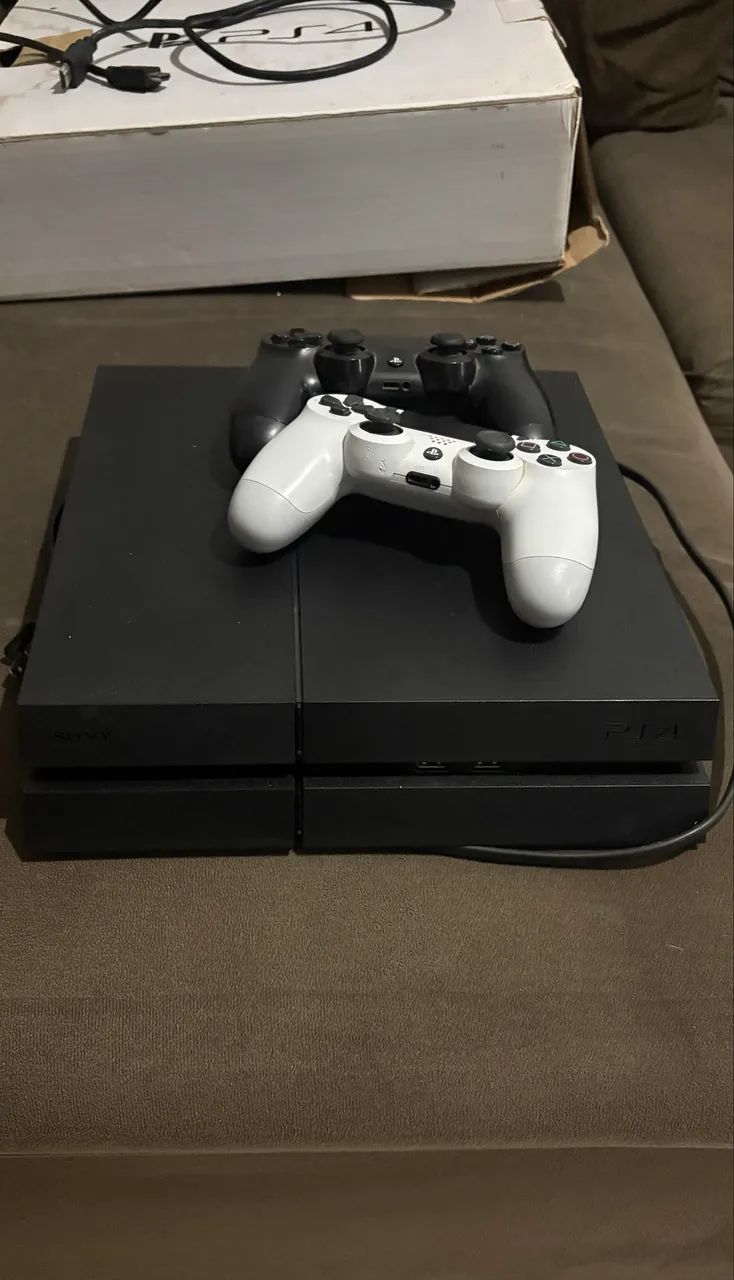 Ps4 fat 1400 com dois controles. 