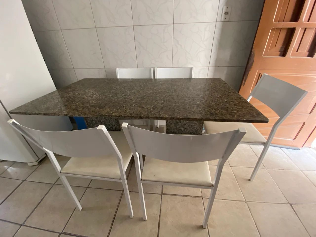 Mesa de mármore com 6 cadeiras
