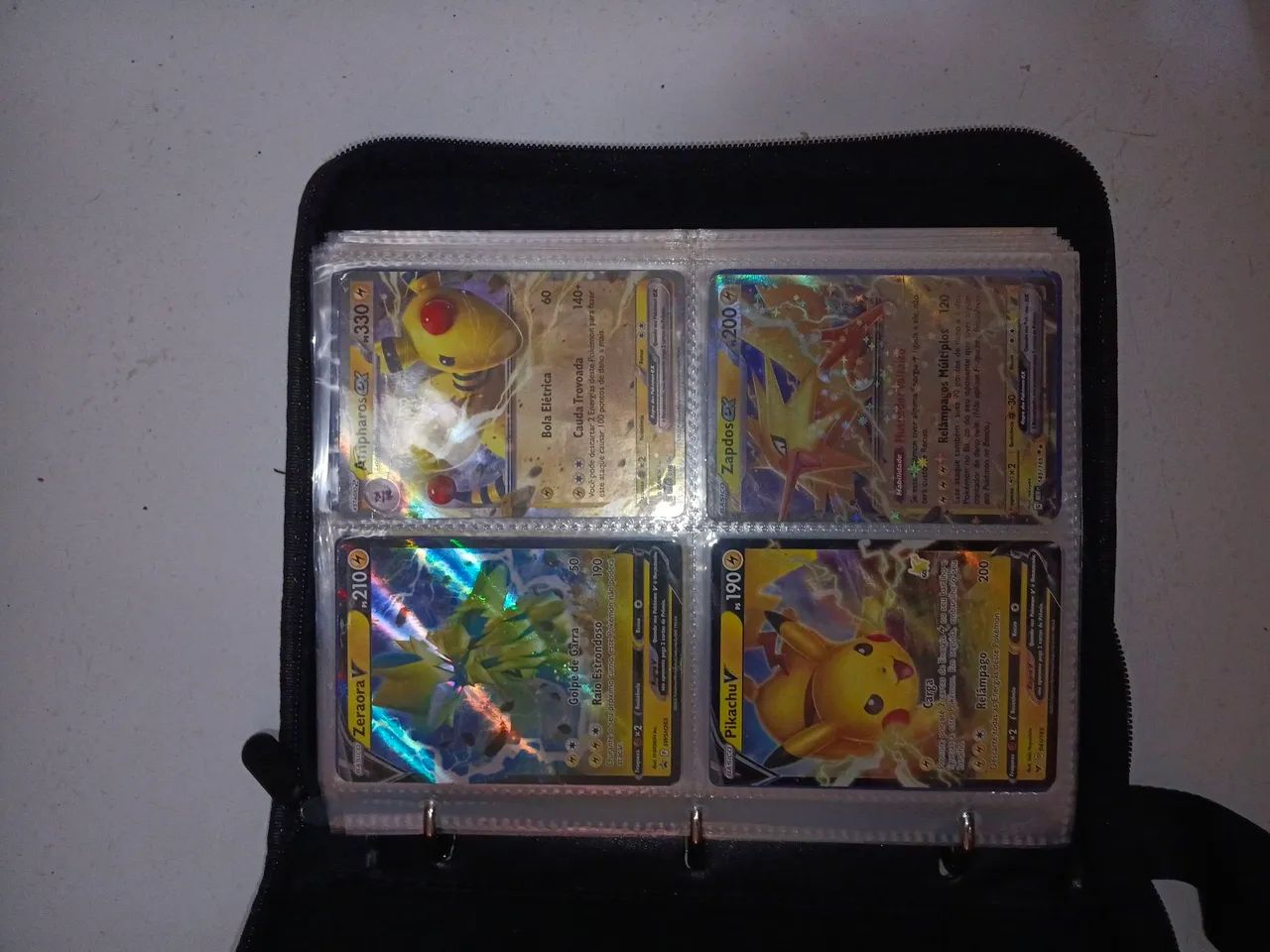 Muitas cartas de Pokémon lendárias